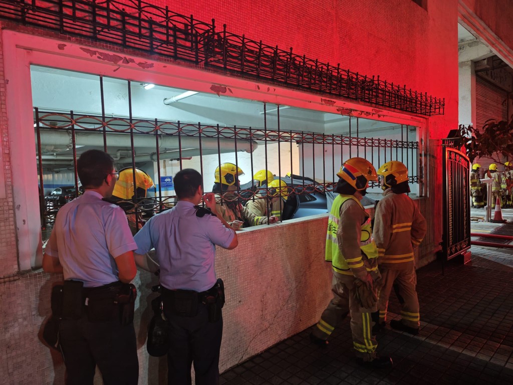 消防接報後迅速趕至現場。黎志偉攝 消防接報後迅速趕至現場。黎志偉攝