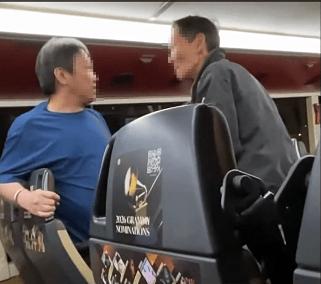 两名男子在巴士上口角。fb：车cam L（香港群组）