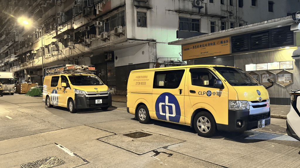 至少有兩部中電車輛泊到大廈外面。蔡楚輝攝 至少有兩部中電車輛泊到大廈外面。蔡楚輝攝