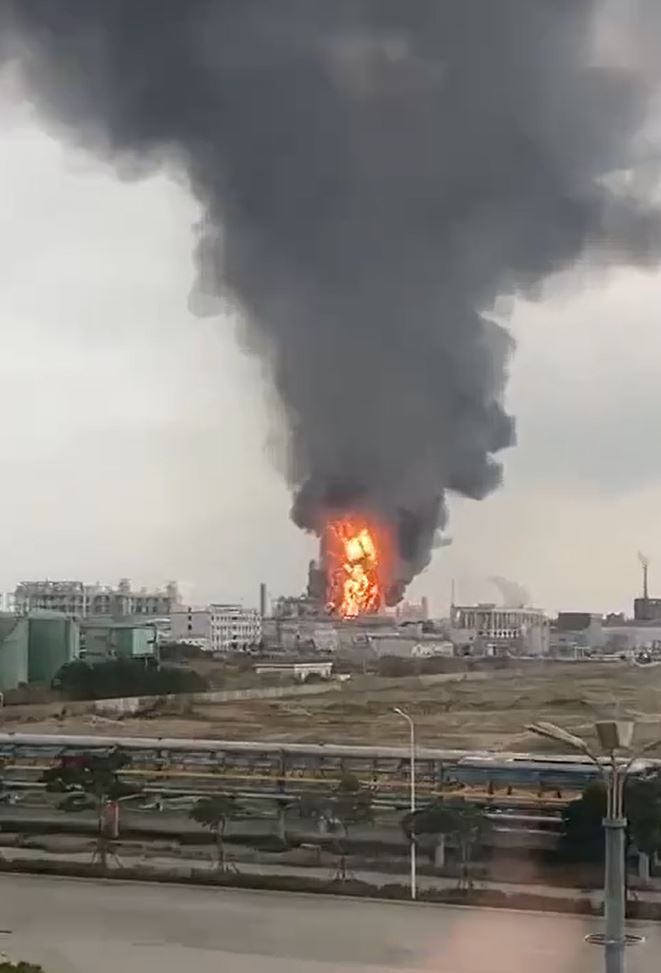 泉州化工廠發生大火。（微博）
