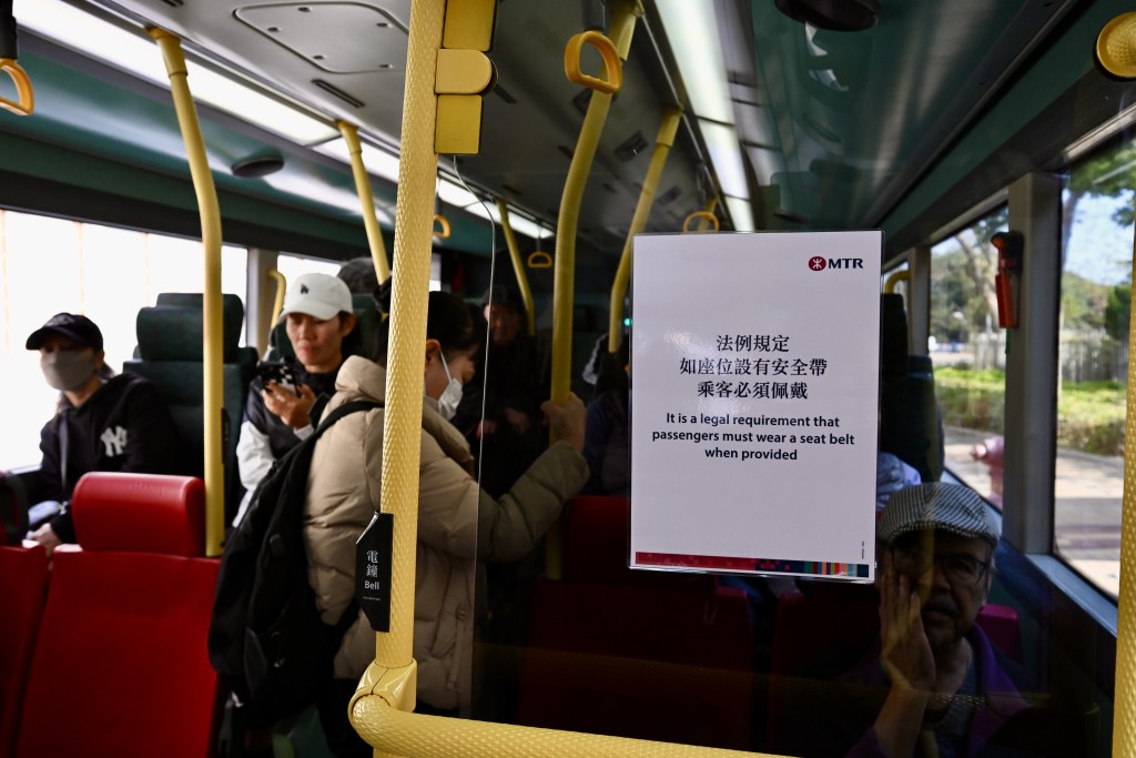 港铁巴士上有明显指示提示乘客佩戴安全带。刘骏轩摄