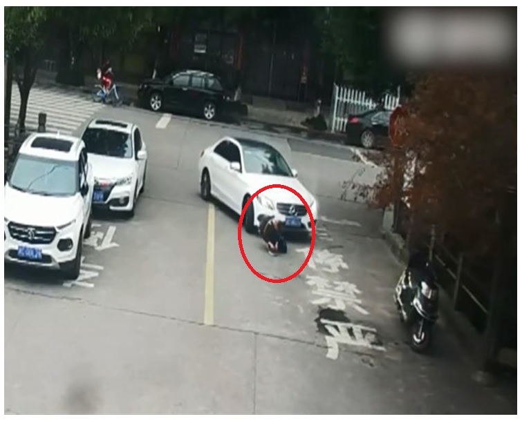 片段所見男童踎低身綁鞋帶被私家車捲入車底。網圖