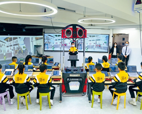 九龍城浸信會禧年（恩平）小學設佔地逾千呎的「創意媒體基地」，將科技融入課堂，學生可製作電子音樂。 　何健勇攝