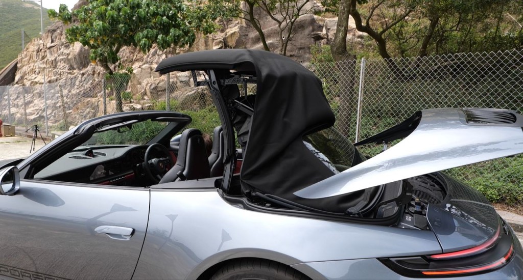 2025年版保時捷Porsche 911 Carrera Cabriolet (992.2)電動軟篷開或關只需12秒，並可於車速50km/h或以下操作。