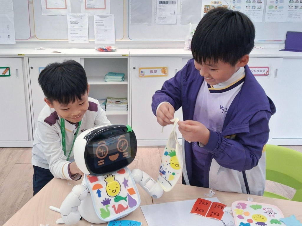 活動期間,學生可為「愛心寶寶」製作及穿戴自製服飾。 活動期間,學生可為「愛心寶寶」製作及穿戴自製服飾。