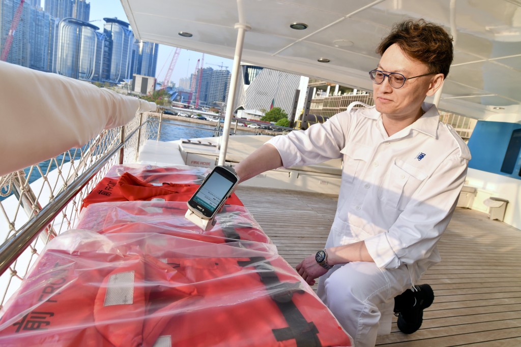 新型成人/兒童「兩用救生衣」內含無線射頻識別標籤，驗船人員輕輕一掃便知救生衣數目是否足夠。