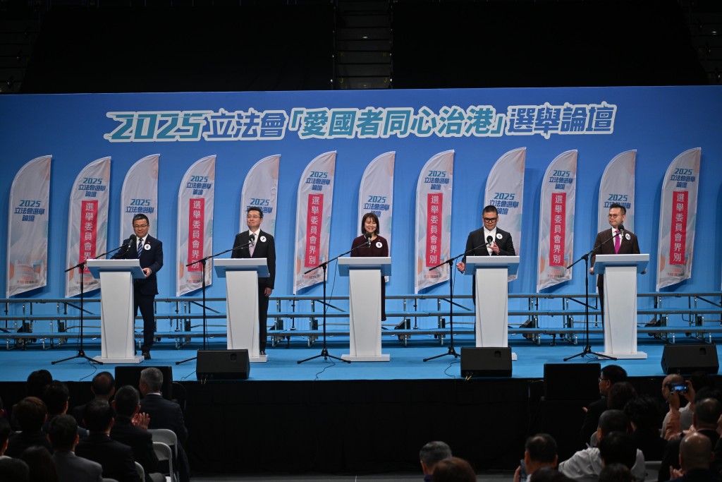 左至右:6號伍煥杰、7號劉智鵬、8號鄧銘心、9號樓家強、10號范凱傑 左至右:6號伍煥杰、7號劉智鵬、8號鄧銘心、9號樓家強、10號范凱傑