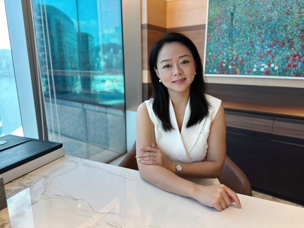 晴天透過留學來港，並考取香港保險牌照入職友邦保險，之後就邊工作、邊讀書。  