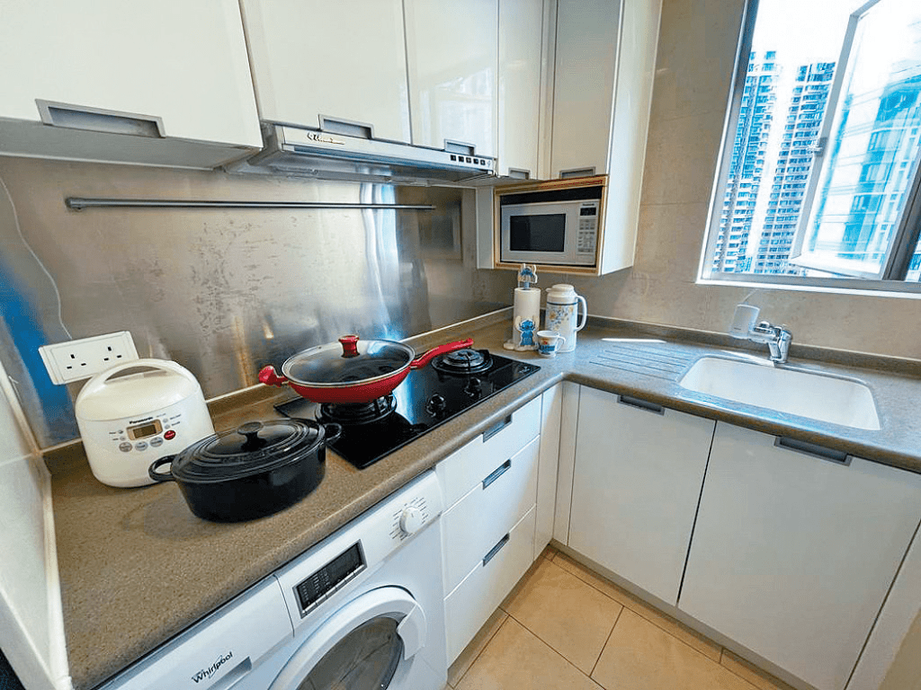 廚房已有L型廚櫃及爐具，基本廚具齊備。