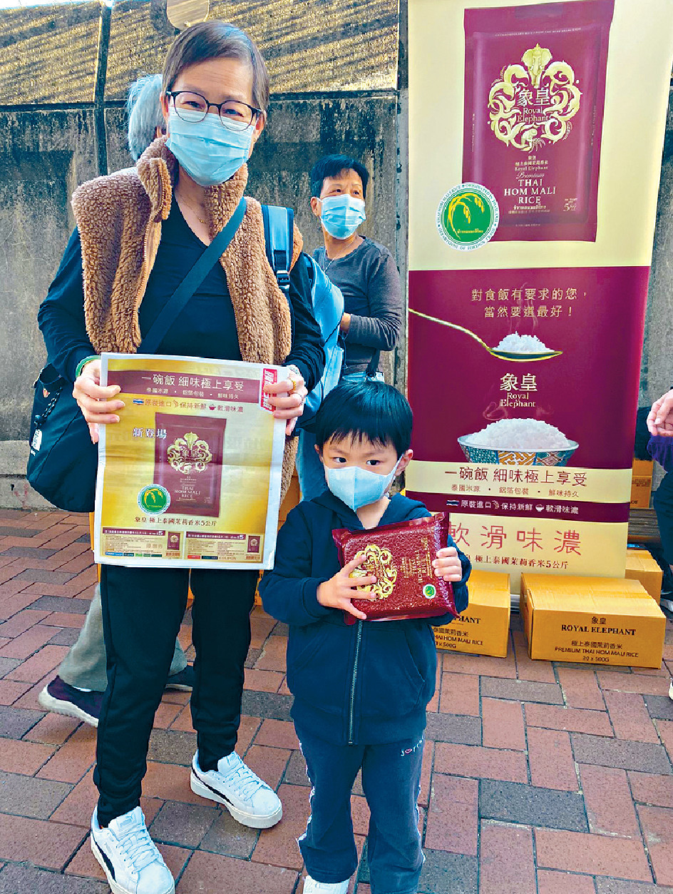 ■家庭主婦帶同小朋友到場領取。
