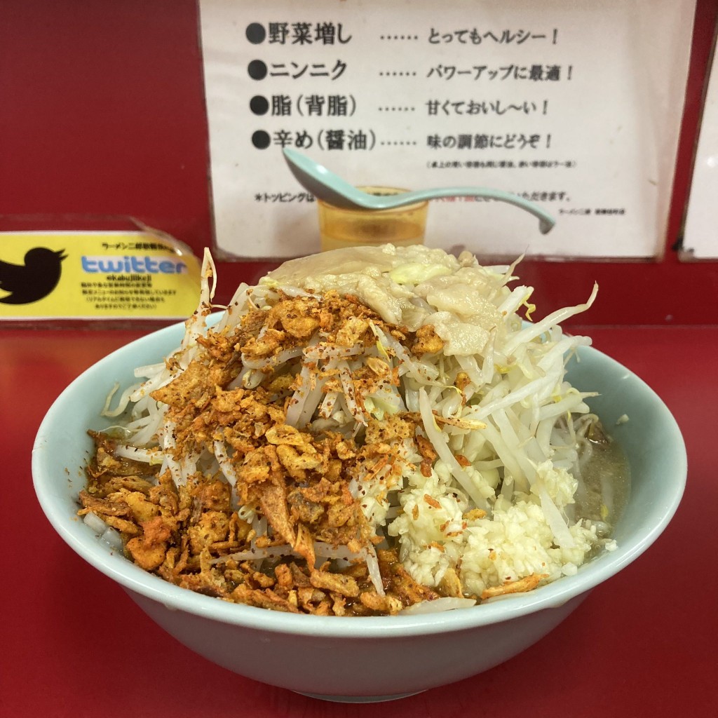 日本连锁拉面店「拉面二郎」（ラーメン二郎）深受食客欢迎。(X@taka20200628st)