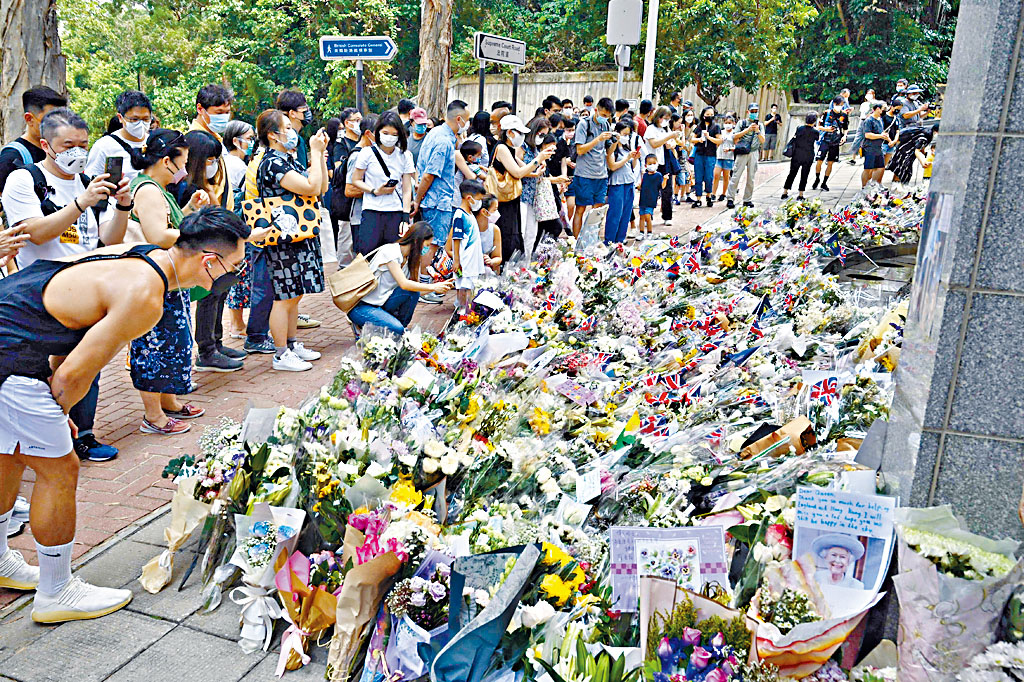 英國駐港總領事館外放有不少花束,也有英女皇的照片及悼念字句。