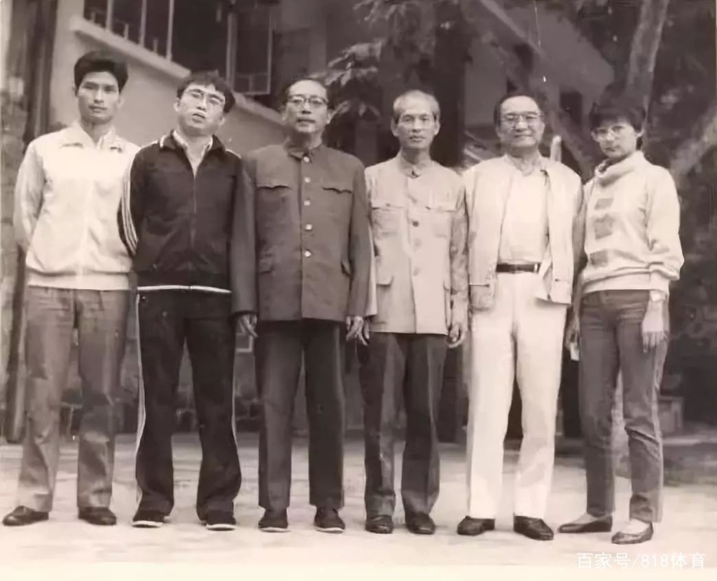 金庸（右二）晚年酷愛圍棋，1983年拜比自己小28歲的聶衛平（左二）為師。