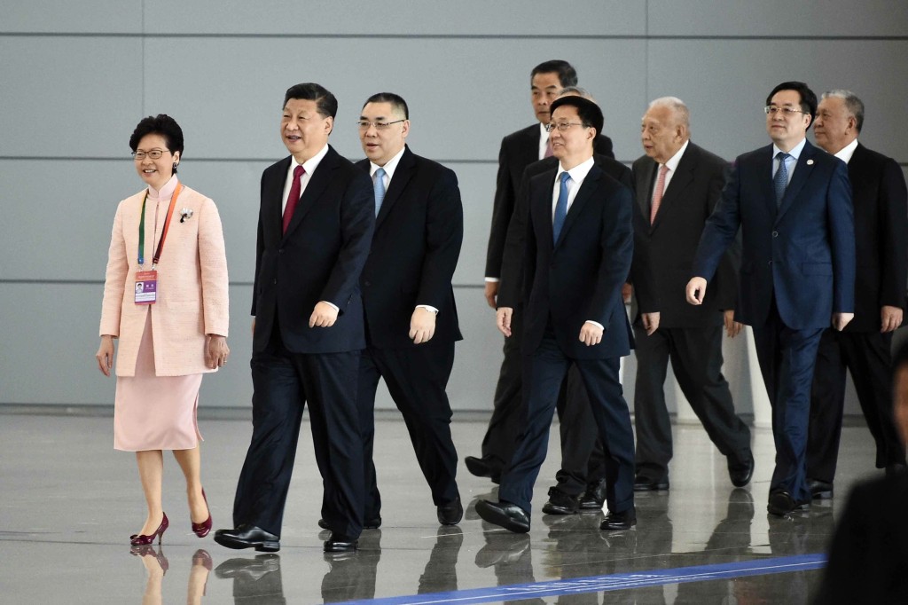 丁薛祥（右二）陪同國家主席習近平出席。中新社