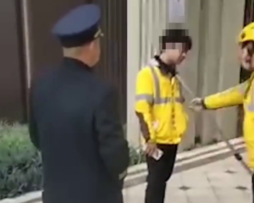 因拒絕登記保安用鋼叉鎖住外賣員,同事怒斥:你把他當人了嗎?