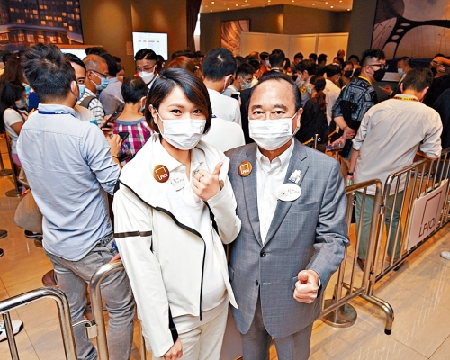 ■南豐日出康城LP10昨推售179伙,即日沽144伙。(右)為麥一擎。旁為林碧茵。