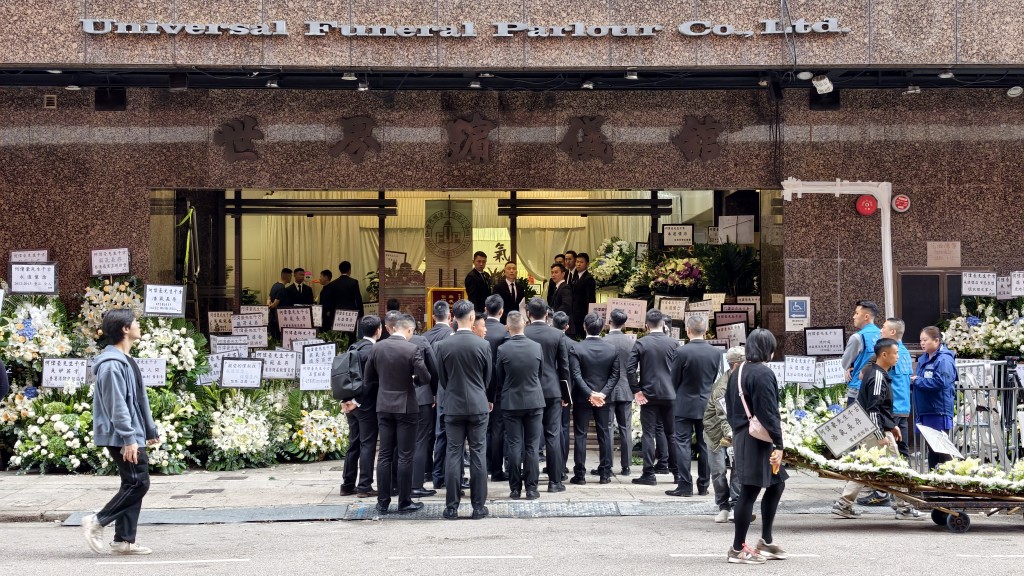 殉職消防何偉豪今日(12月18日)在紅磡世界殯儀館設靈。 殉職消防何偉豪今日(12月18日)在紅磡世界殯儀館設靈。