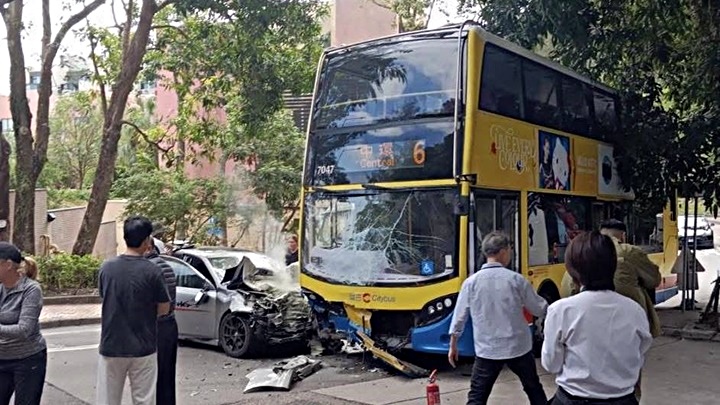 赤柱村道發生交通意外。fb： 馬路的事討論區