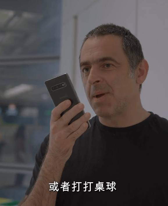 世界桌球天王、外号「火箭」的奥苏利云（Ronnie O'Sullivan）。入境处影片撷图