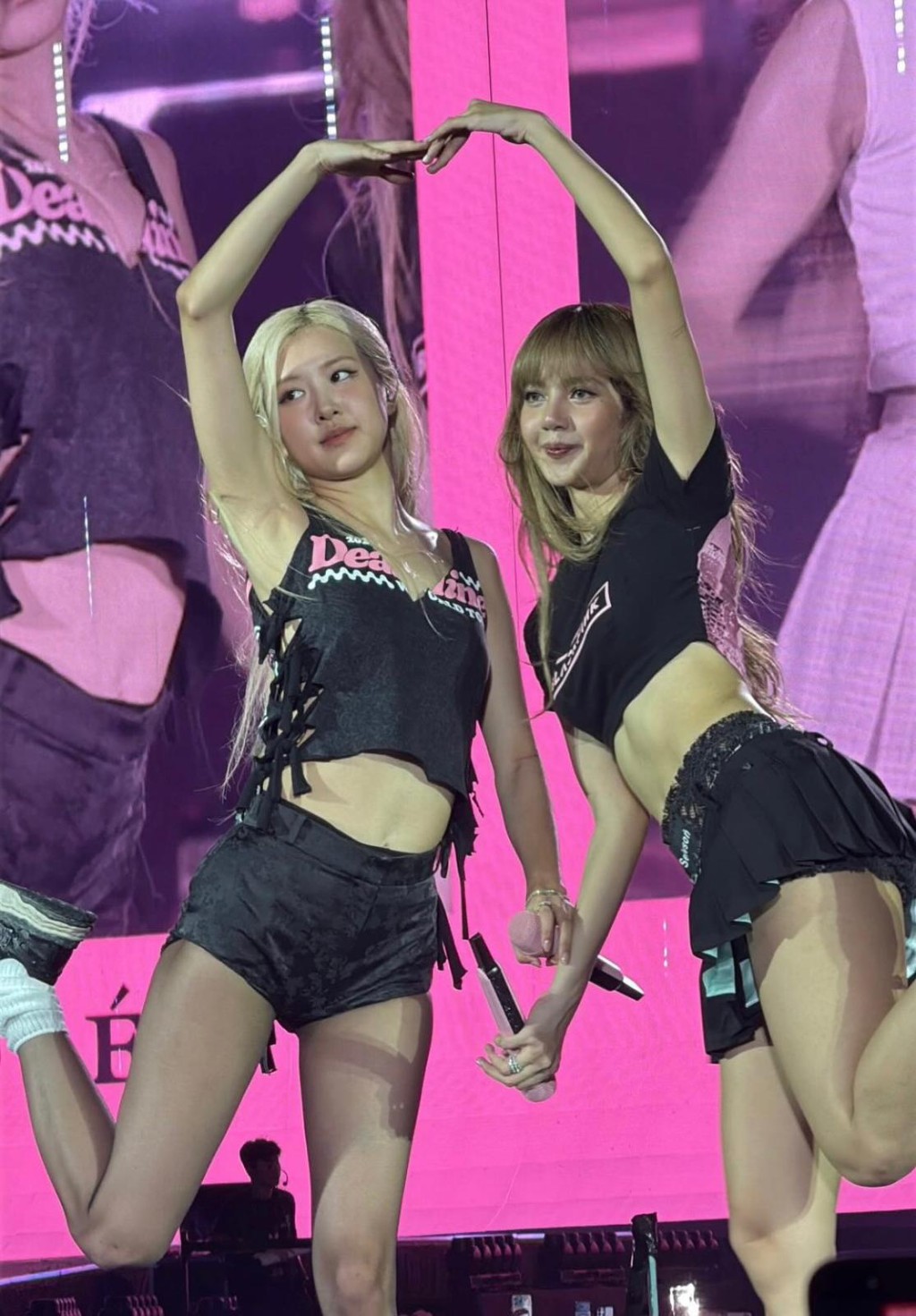 Lisa(右)未有跟隊友一同離開高雄。 Lisa(右)未有跟隊友一同離開高雄。