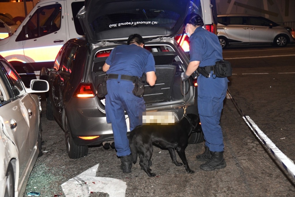 警方召來警犬追查車上有否毒品。李家傑攝