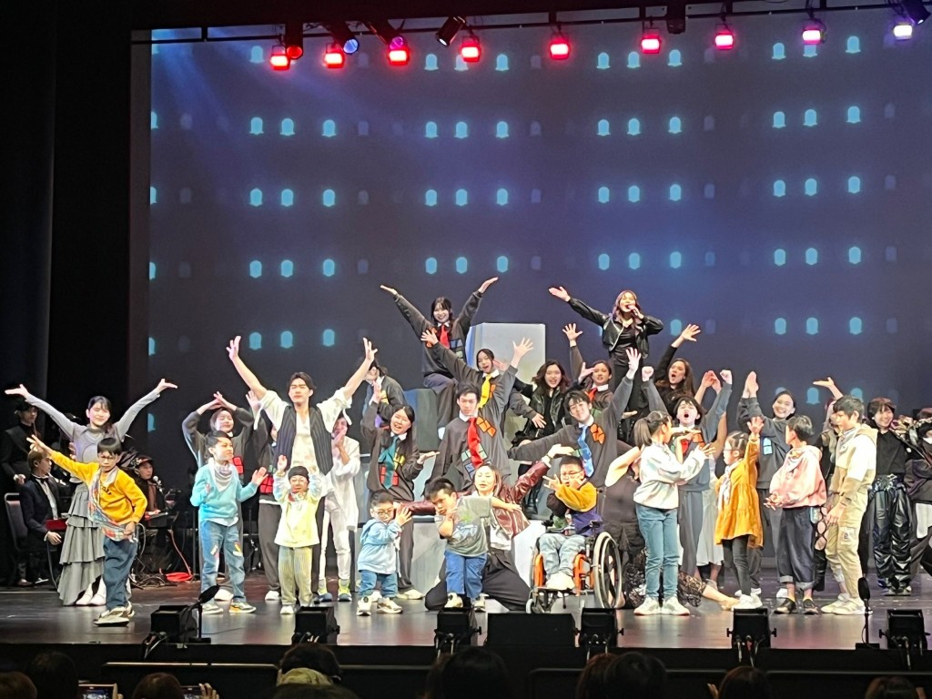 德和慈善基金的原創音樂劇《鹹魚.肉餅.豬仔包》,早前於西九文化區戲曲中心大劇院上演。該劇由一群年輕人和孩子演出,以幽默又歡樂的方式,載歌載舞譜出振奮人心的共融音樂劇。(作者提供) 德和慈善基金的原創音樂劇《鹹魚.肉餅.豬仔包》,早前於西九文化區戲曲中心大劇院上演。該劇由一群年輕人和孩子演出,以幽默又歡樂的方式,載歌載舞譜出振奮人心的共融音樂劇。(作者提供)