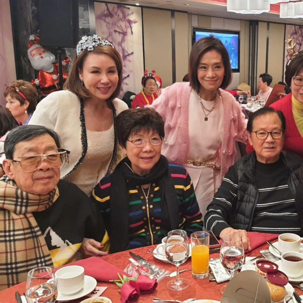 当时与多位圈中人包括胡枫、杜平夫妇、米雪、吴丽珠等人同出席圣诞派对聚会。