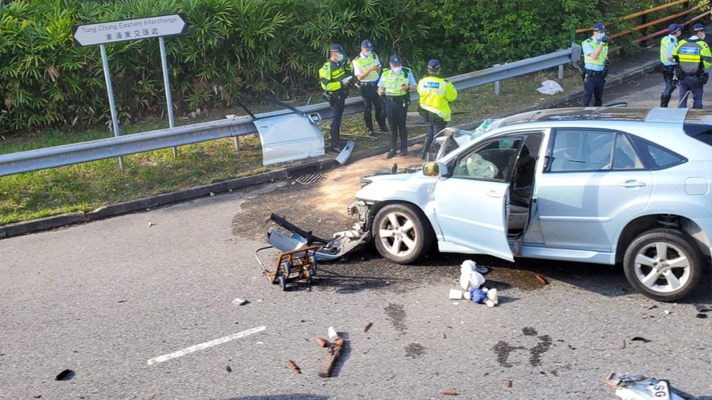 私家車車頭嚴重損毀變形。網上圖片