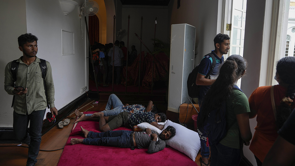 周一是示威者佔領斯里蘭卡總統府的第三天，圖中可見有人隨地睡覺。AP圖