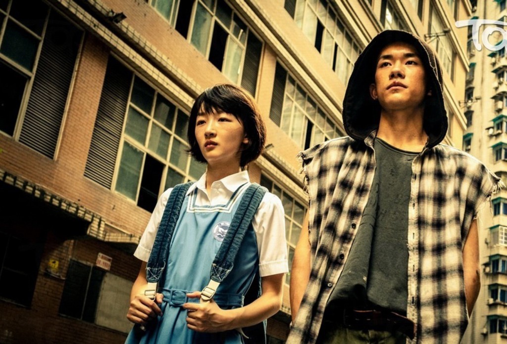 內地女星周冬雨(左)憑《少年的你》首次封影后,拍檔易烊千璽也奪得「最佳新演員」。