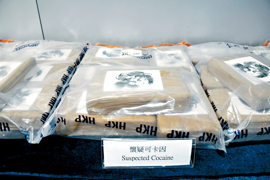 警方在工廈劏房單位內檢獲約30公斤懷疑可卡因，市值約港幣2400萬元。