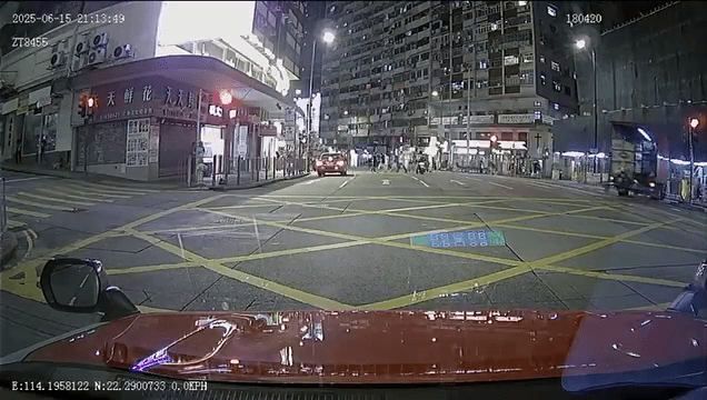 貨車在英皇道路面「大迴環」轉了180度。 貨車在英皇道路面「大迴環」轉了180度。