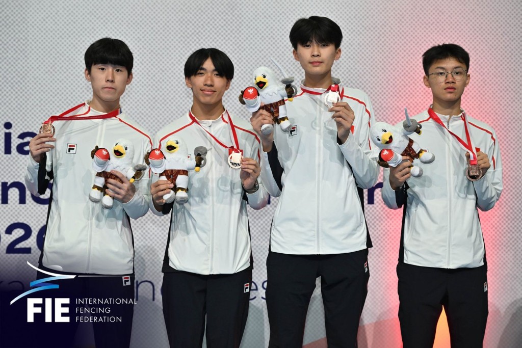 少年組男重徐啓哲(右一)奪個人賽金牌及團體賽銅牌。香港劍總圖 少年組男重徐啓哲(右一)奪個人賽金牌及團體賽銅牌。香港劍總圖
