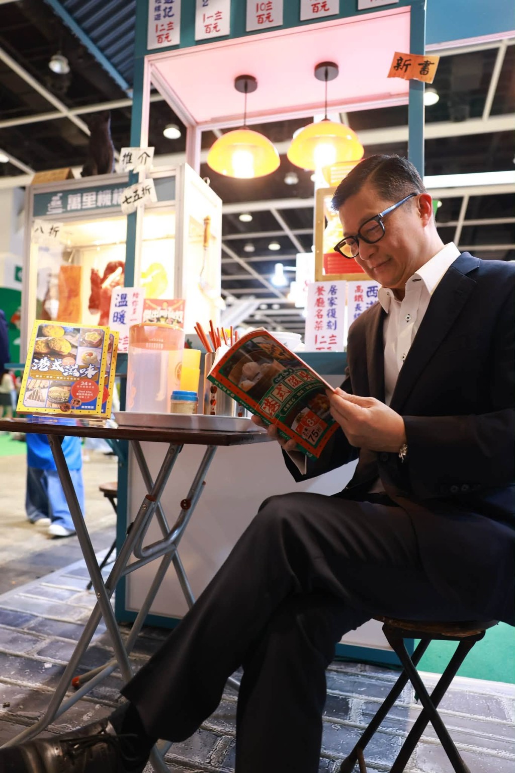 鄧炳強購入兩冊《港式滋味》,欣賞書中會教授如何在家炮製。 鄧炳強購入兩冊《港式滋味》,欣賞書中會教授如何在家炮製。