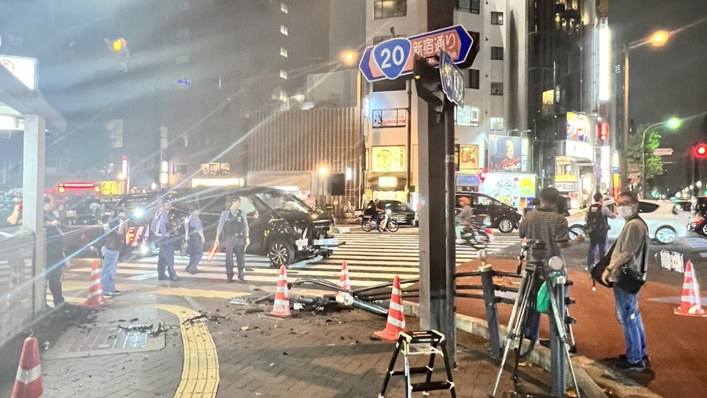 東京新宿私家車衝上行人路，6人受傷送院。 X@yoittia