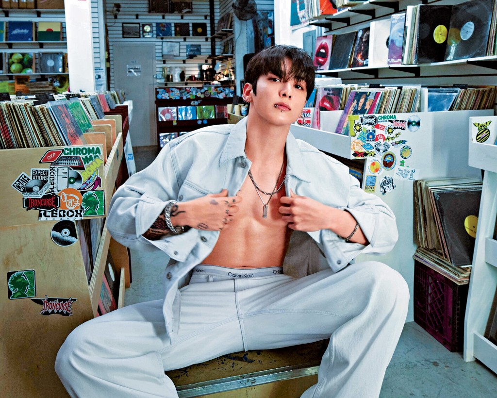 Jungkook昨凌晨做直播時狂爆粗，又舉中指惹熱議。