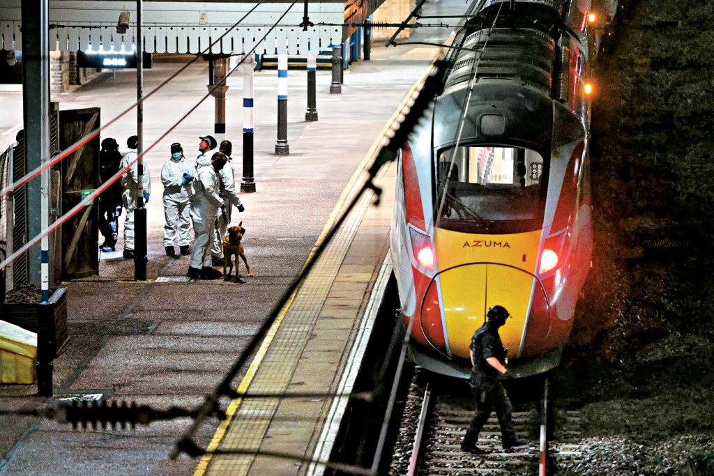 警察和領犬員上周六在劍橋郡附近的亨廷登站，調查列車上持刀砍人事件。　