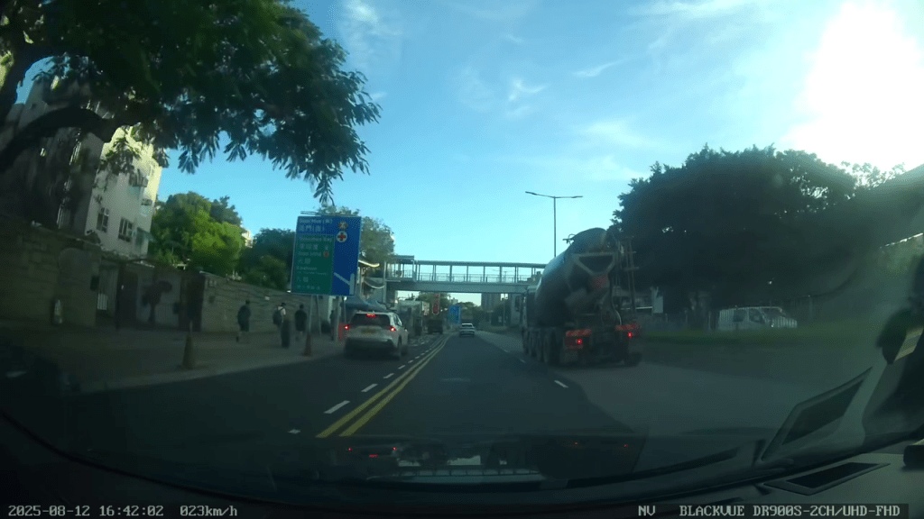 車輪溜前剷上行人路。 車輪溜前剷上行人路。