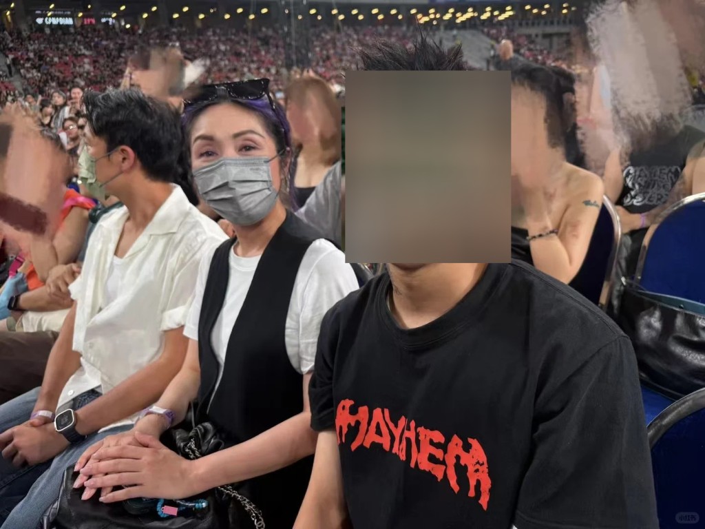 楊千嬅疑被強行合照。 楊千嬅疑被強行合照。