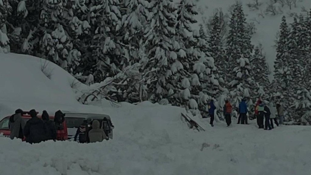 當地媒體在新潟滑雪場等待搜救消息。Threads@kazu17711771