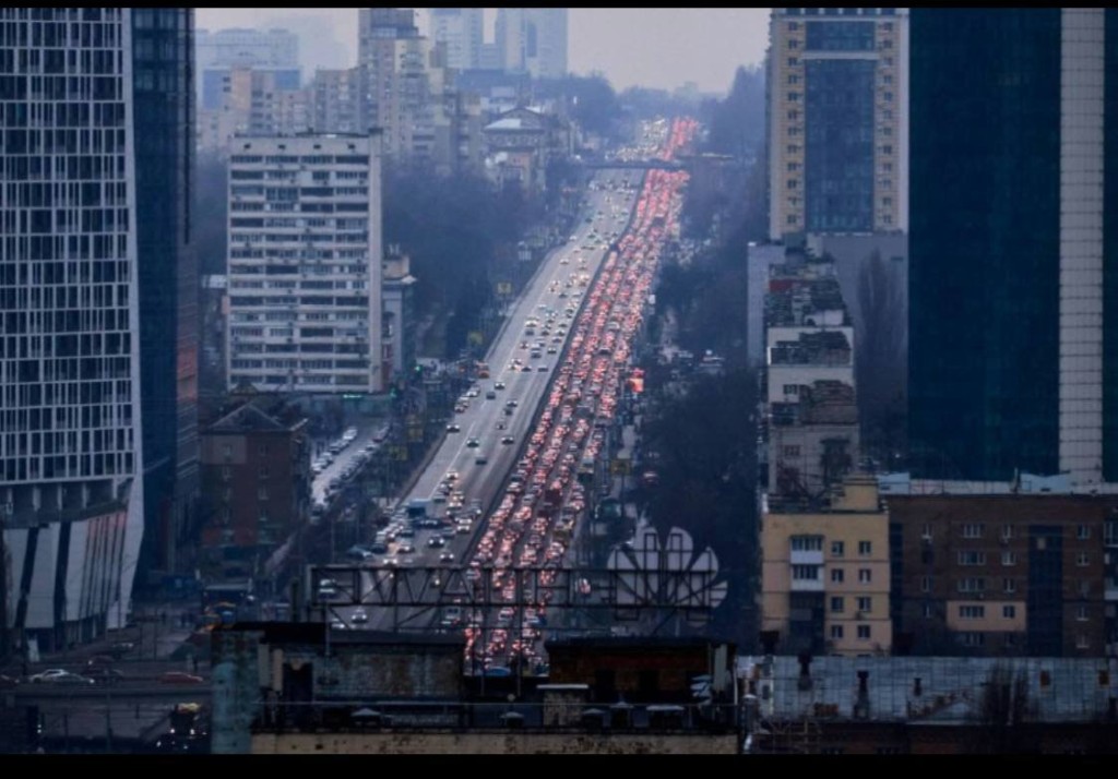 烏克蘭大批民眾逃離首都基輔，公路擁堵成長龍。Twitter圖片