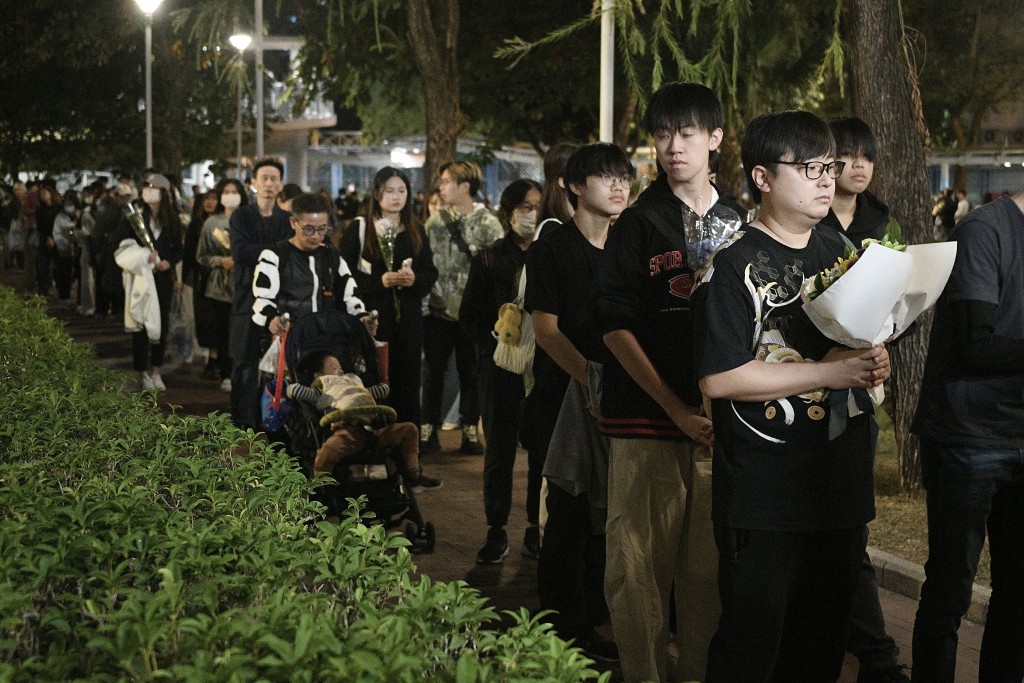 數百名市民今日到場獻花悼念死難者。