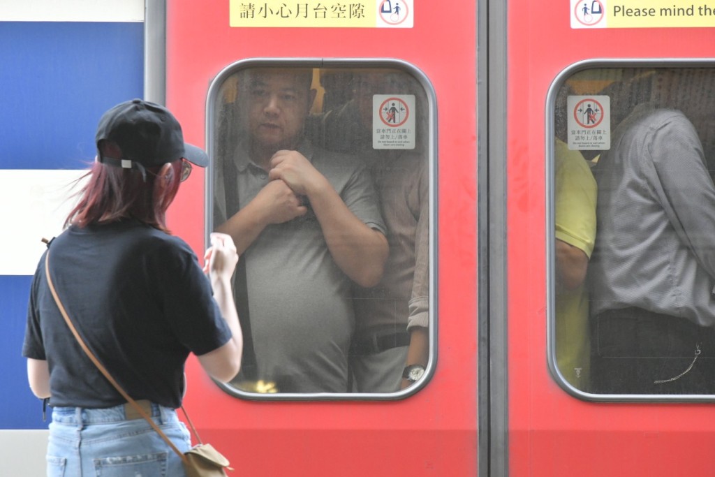 九龍塘站擠滿大批乘客。