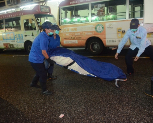 仵工移走死者遺體。