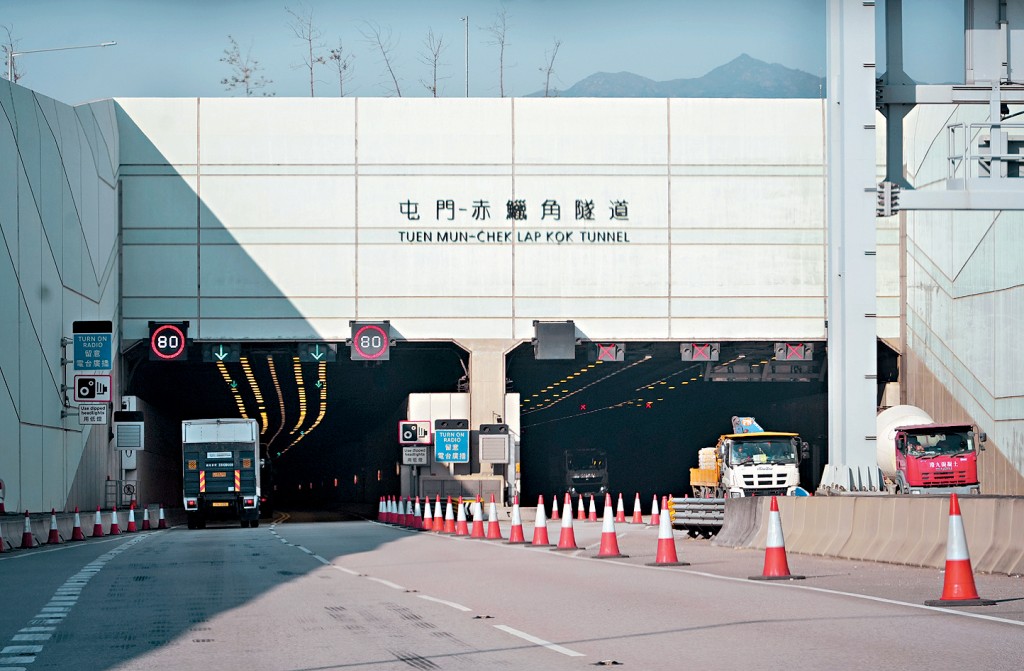 審計報告指出,屯門至赤鱲角連接路工程進度不理想,延期完工費用達10億元。