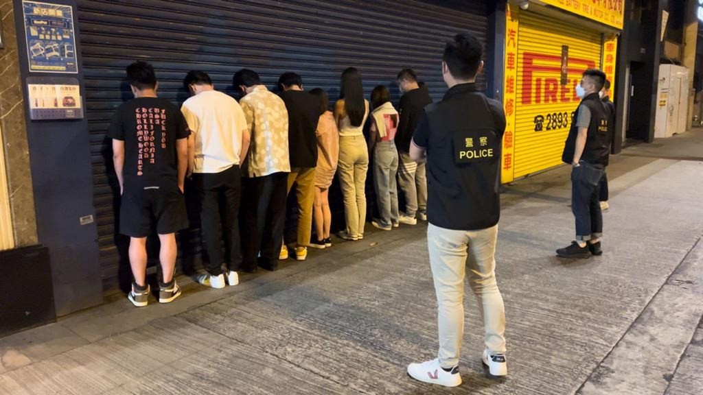 9名男女顧客被查。