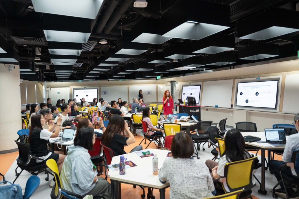 多名參加者參與2026人工智能在語文的學與教應用國際高峰會的工作坊，學習應用人工智能教學工具。政府新聞處圖片