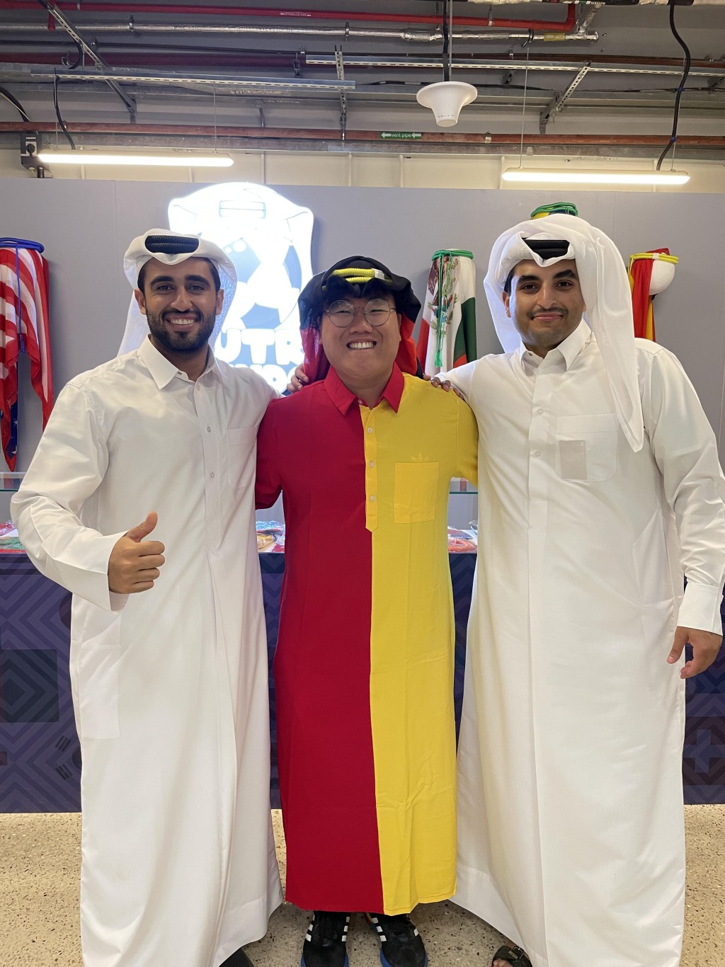 世杯主题的阿拉伯传统衫负责人之一Khalifa（左）为记者身上的德国袍提供优惠价。