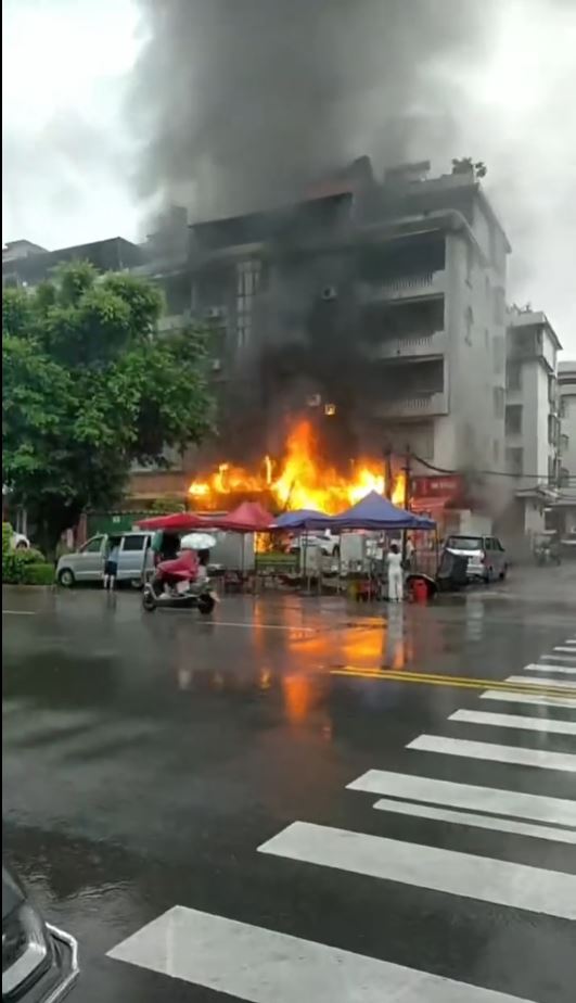 廣西梧州3日早上有居民樓起火造成5人死亡。抖音＠廣西佳叔