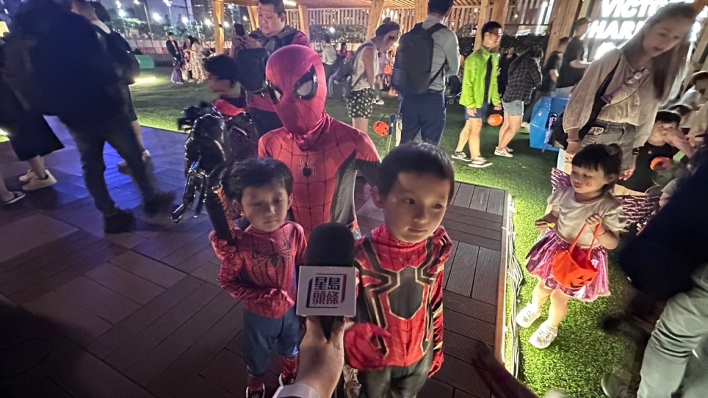 葉氏一家以蜘蛛俠造型到嘉年華現場遊玩。謝曉雅攝